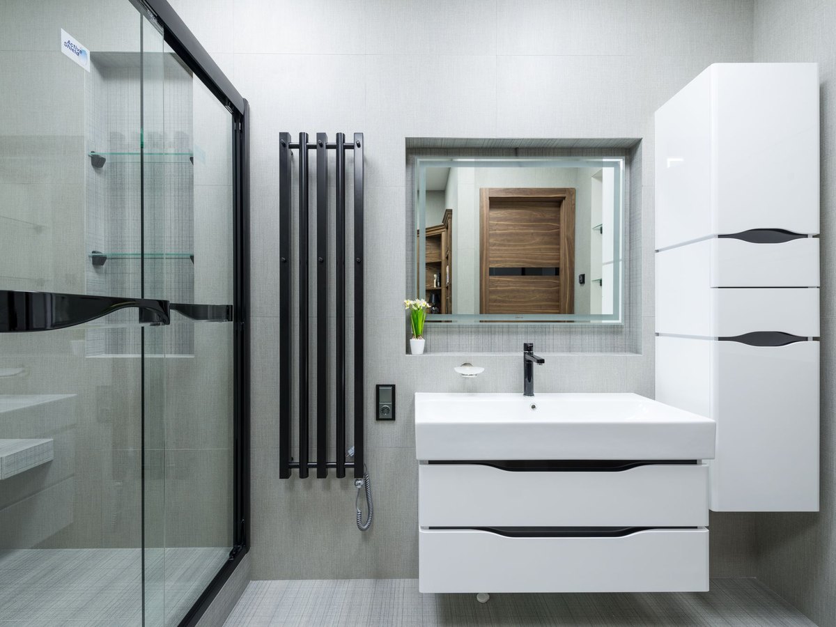 Sèche-serviettes noir installé dans une salle de bain moderne