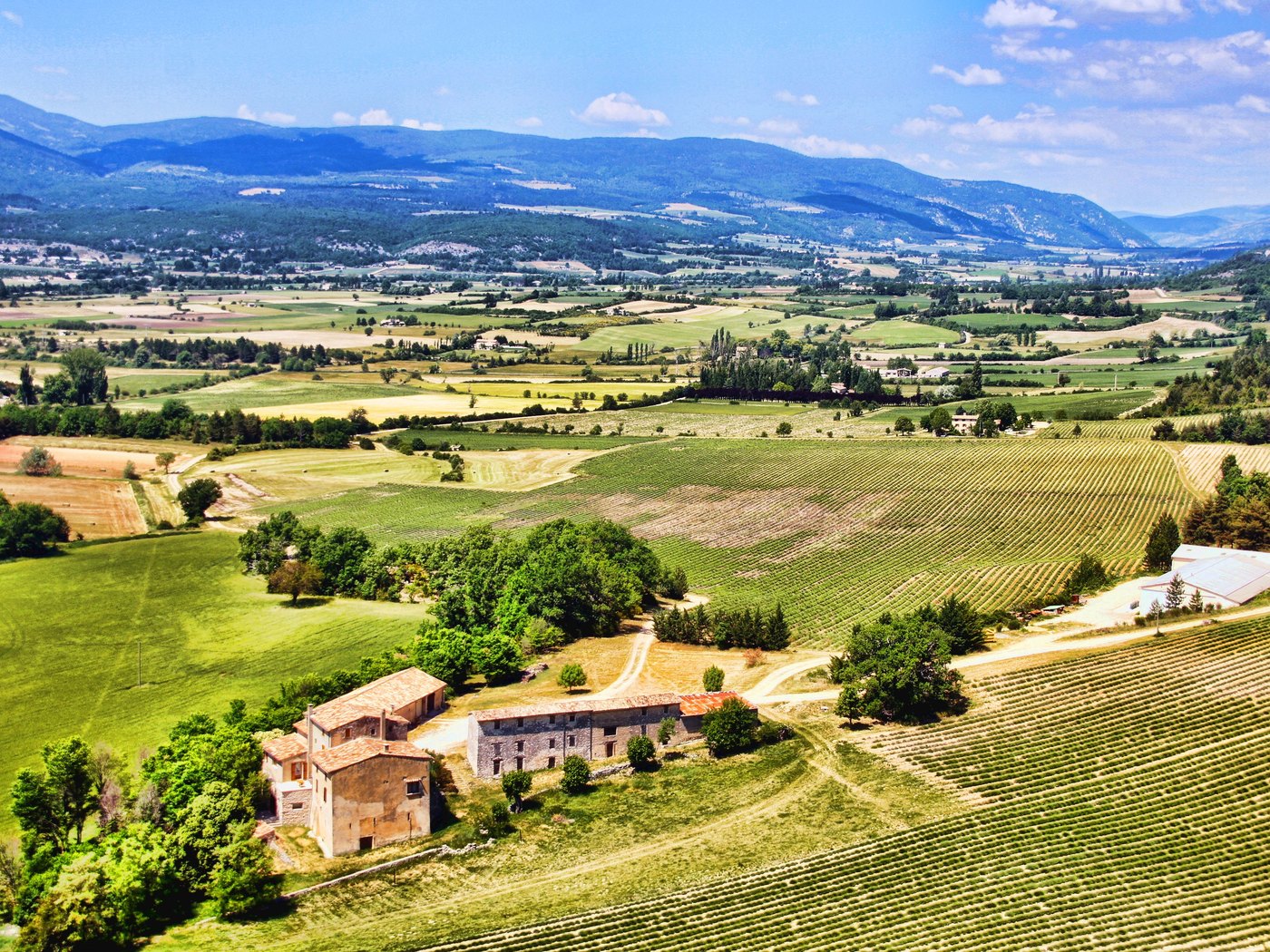 Paysage de vallée et de vignes du sud de la France, illustration de la zone d'intervention